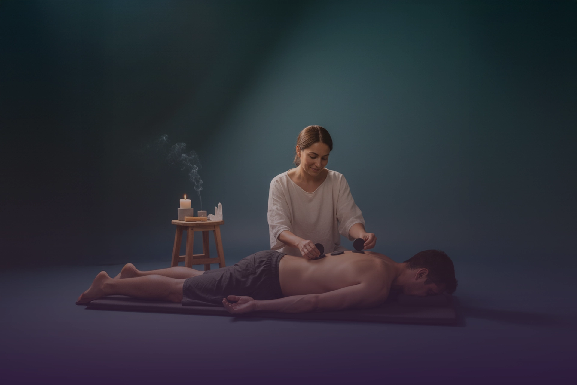 Terapeuta aplicando pares biomagnéticos con imanes sobre puntos específicos del cuerpo en camilla.